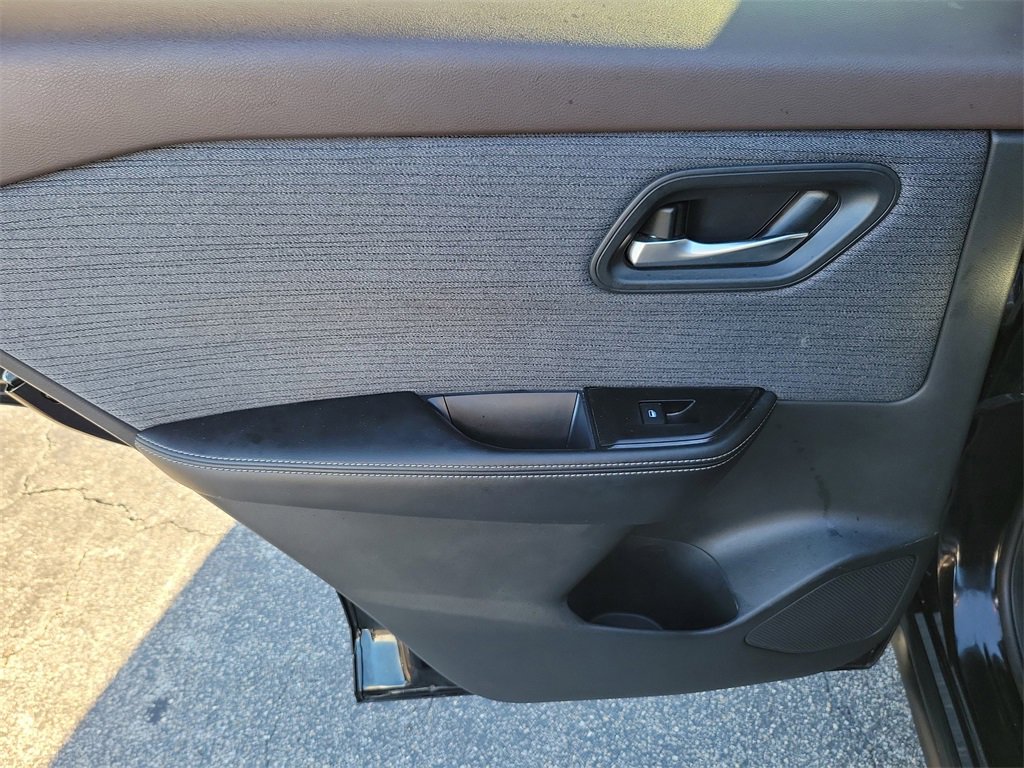 Used 2023 Nissan Rogue SV image 9