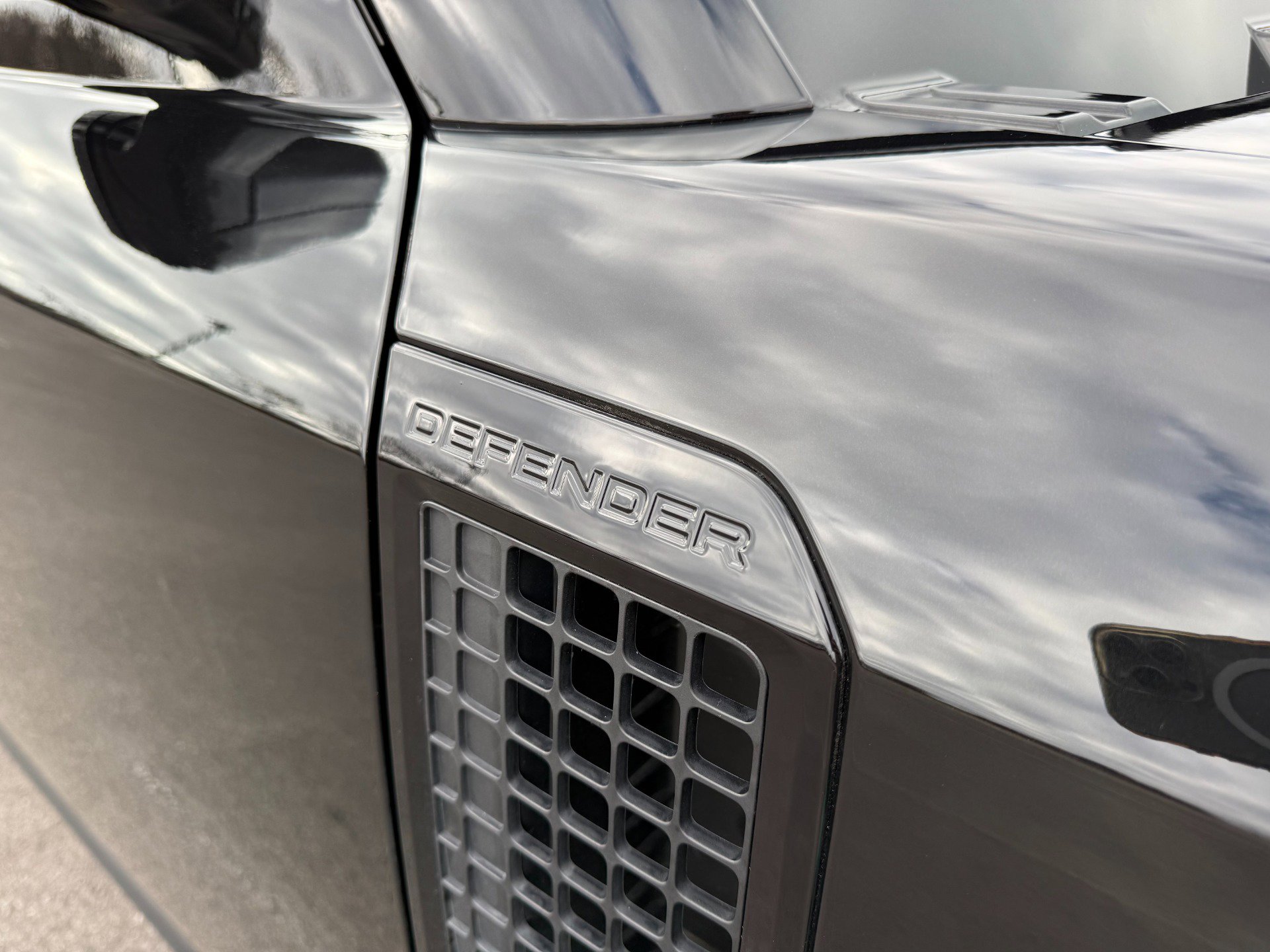 Used 2024 Land Rover Defender 110 SE image 53