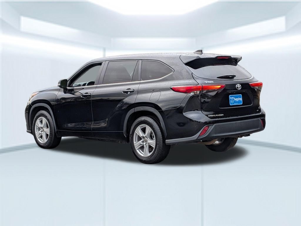 Used 2023 Toyota Highlander LE FWD image 3