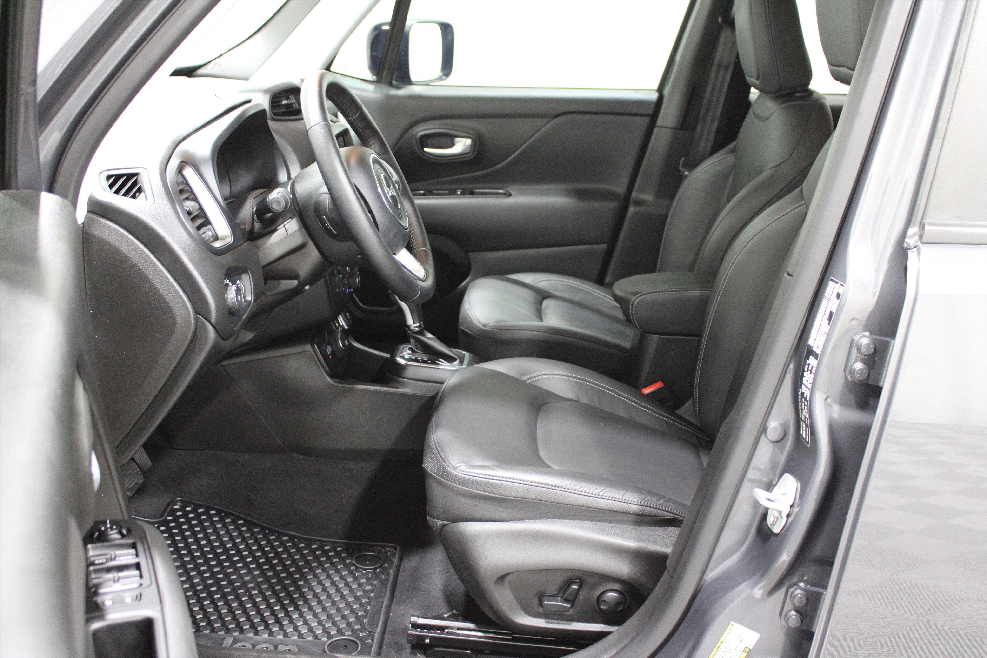 Used 2023 Jeep Renegade Limited image 3