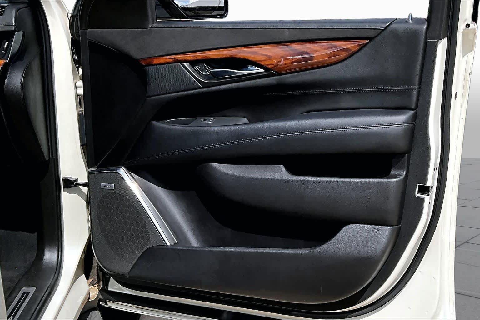 Used 2015 Cadillac Escalade Luxury AWD/4WD image 9
