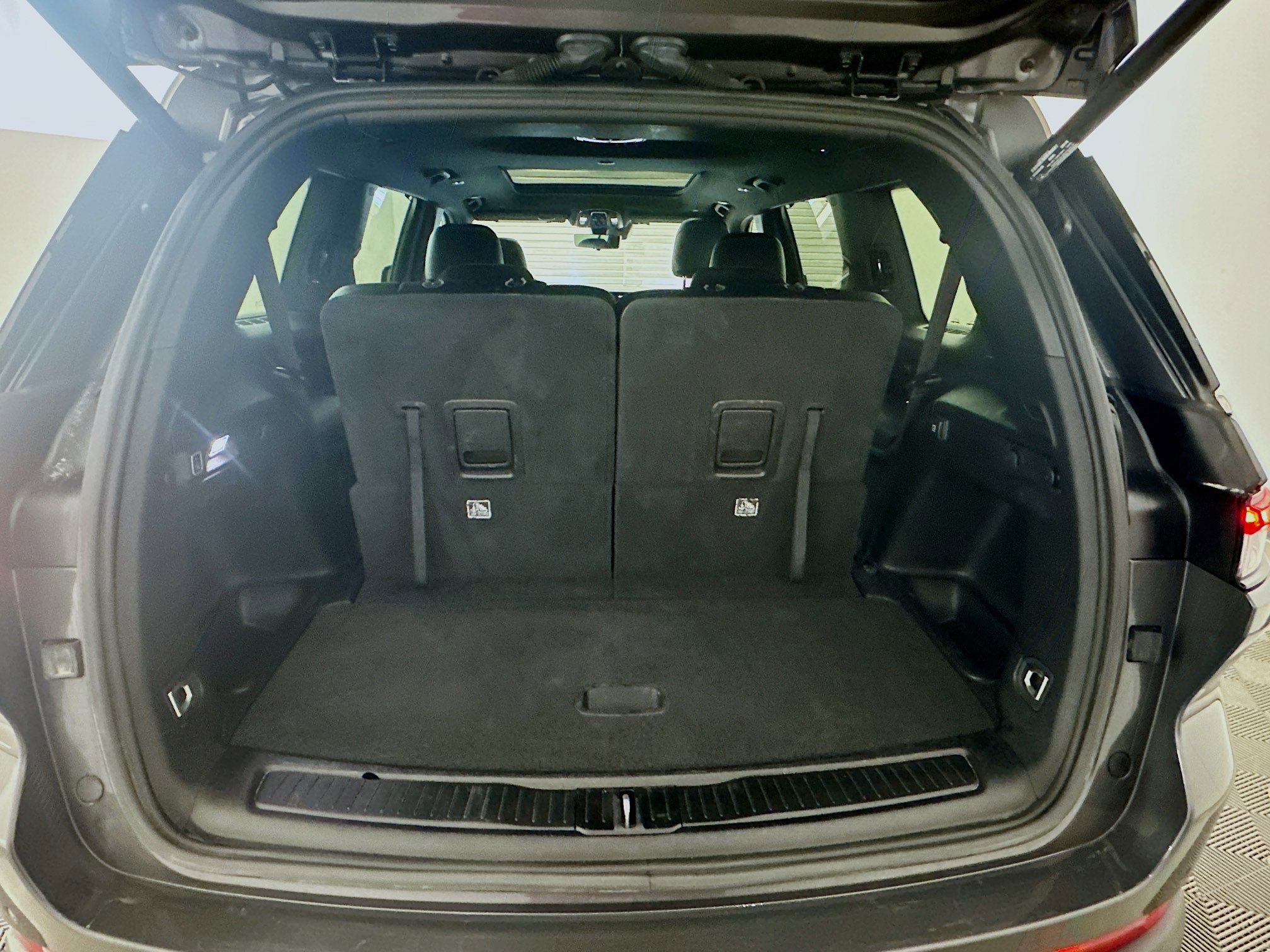 Used 2024 Jeep Grand Cherokee L Limited w/ Luxury Tech Group II image 32