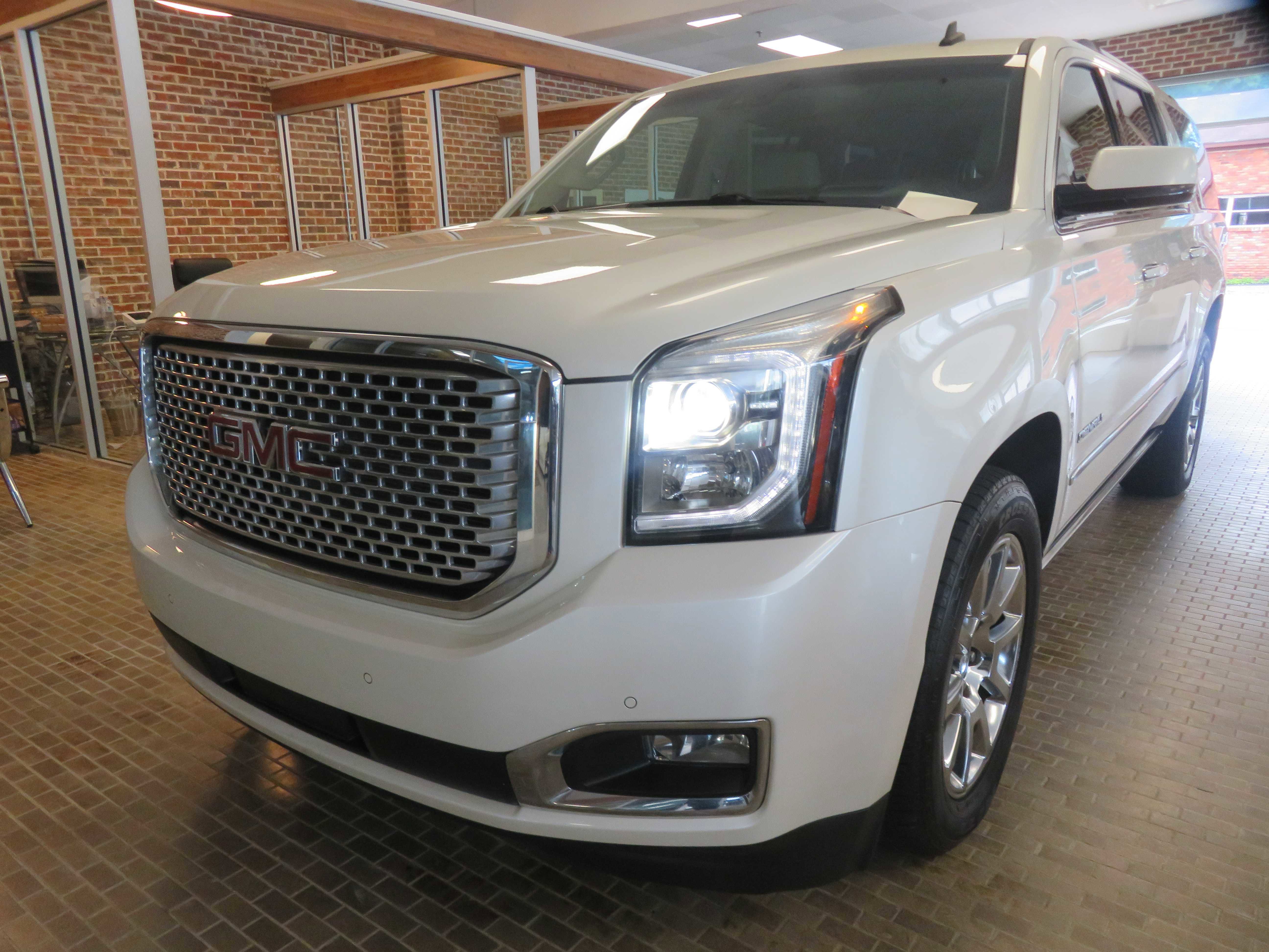 Used 2015 GMC Yukon XL Denali w/ Touring Package AWD/4WD image 61