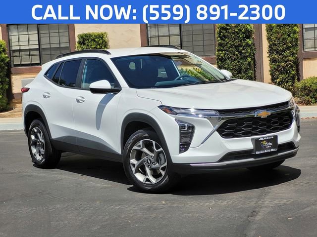 Used 2025 Chevrolet Trax LT FWD image 2