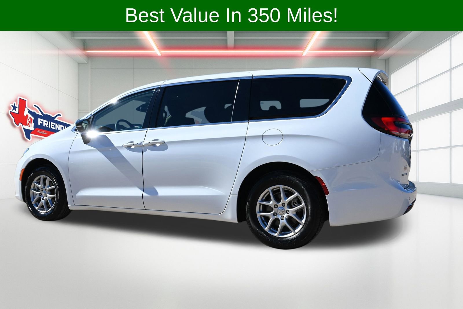 Used 2024 Chrysler Pacifica Touring-L image 2