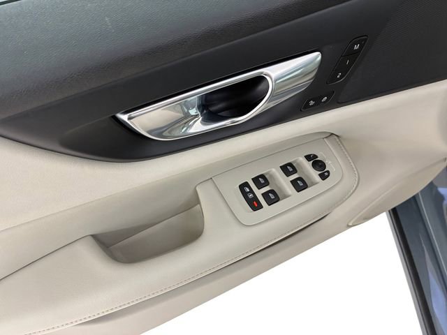 Used 2023 Volvo S60 T8 Plus image 13