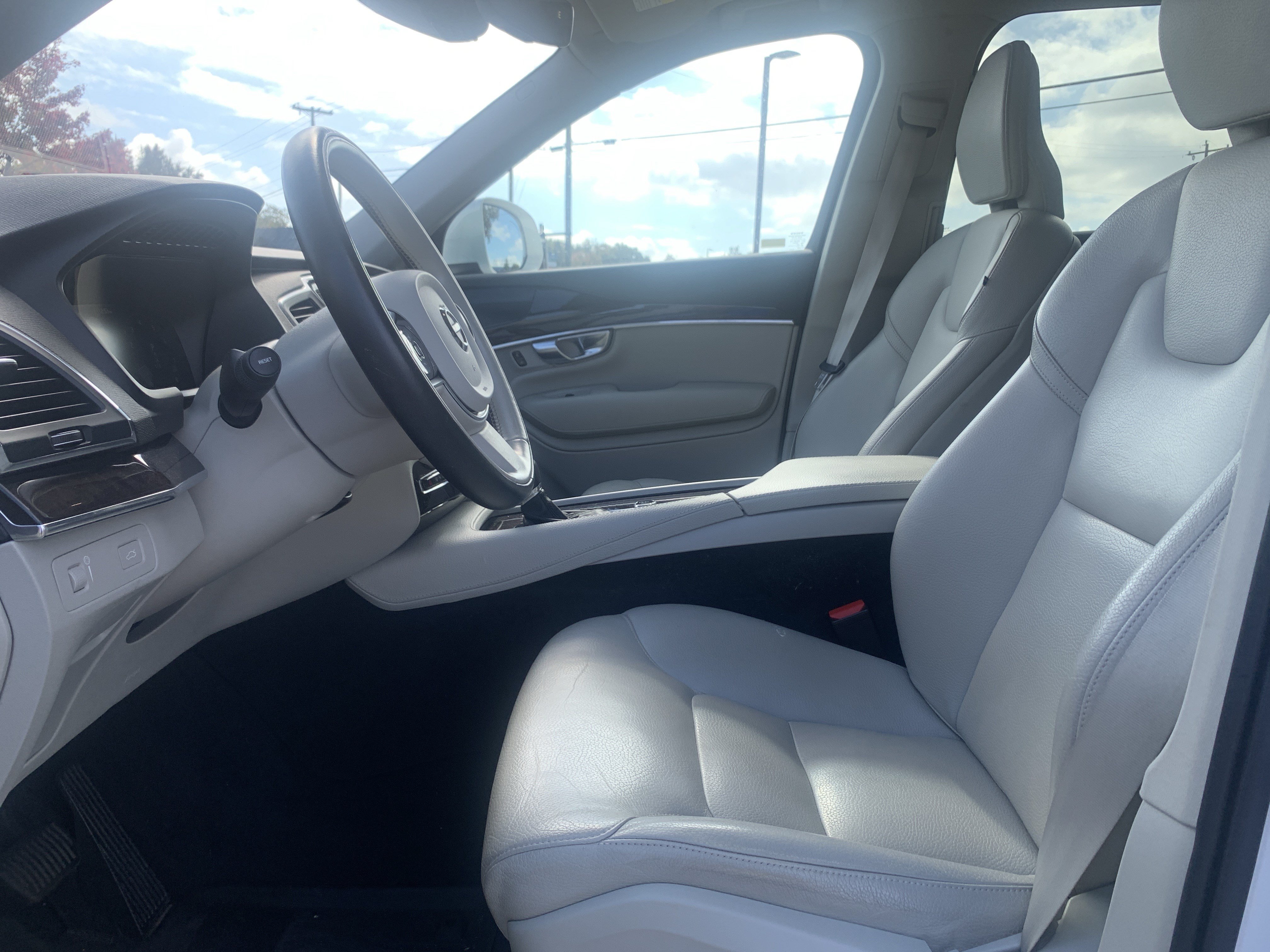 Used 2019 Volvo XC90 T6 Momentum w/ Advanced Package AWD/4WD image 16