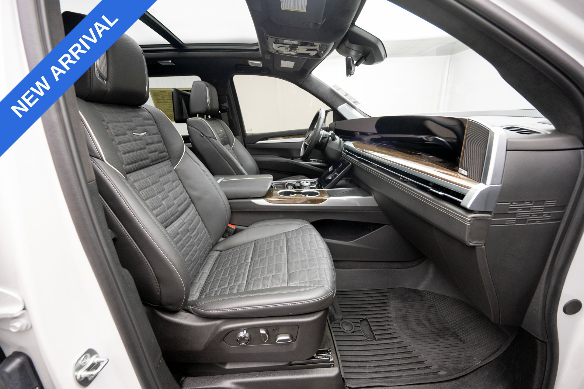 Used 2025 Cadillac Escalade Sport Platinum w/ LPO, Floor Liner Package AWD/4WD image 14