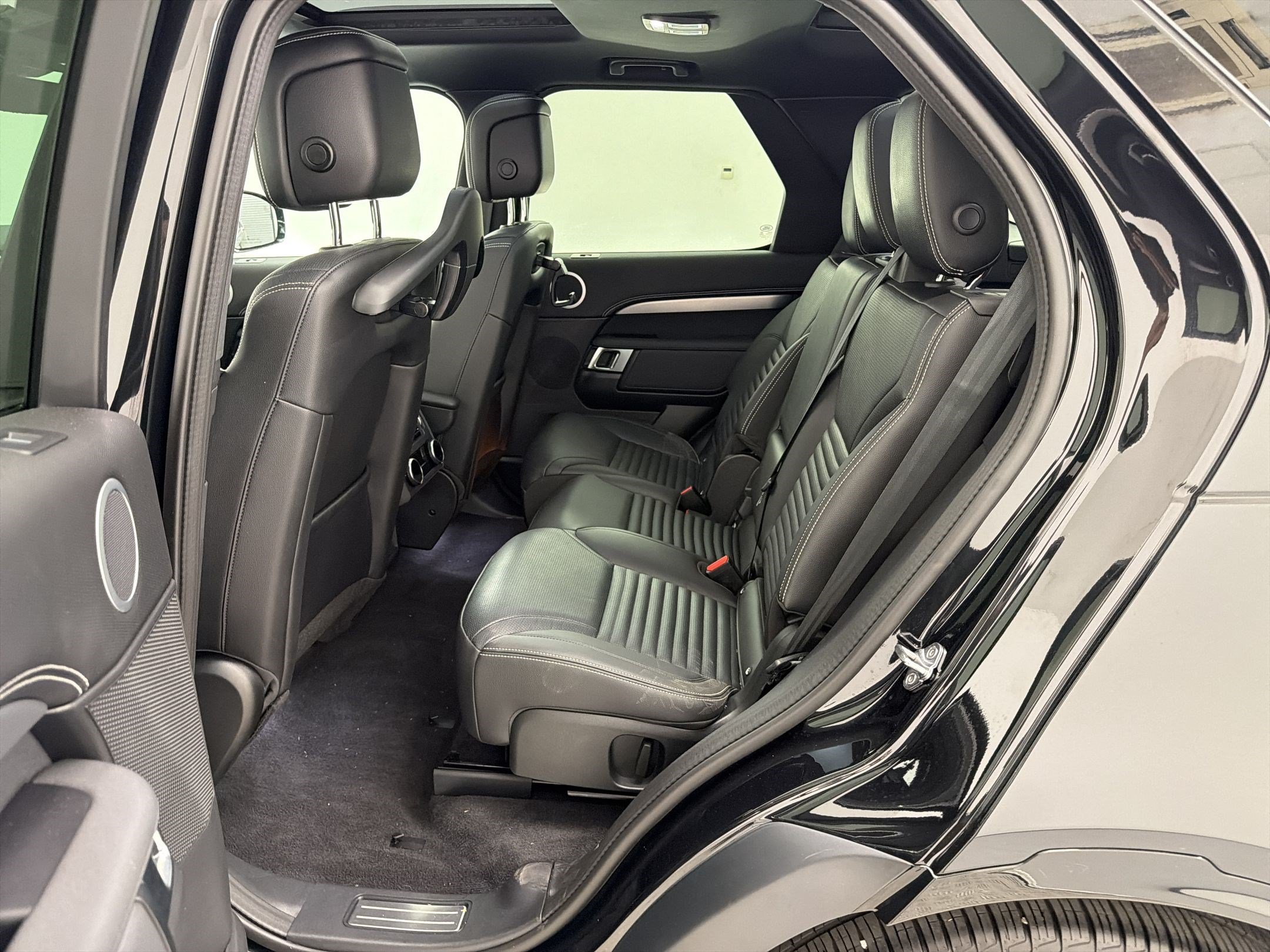 Certified 2025 Land Rover Discovery Dynamic SE AWD/4WD image 14