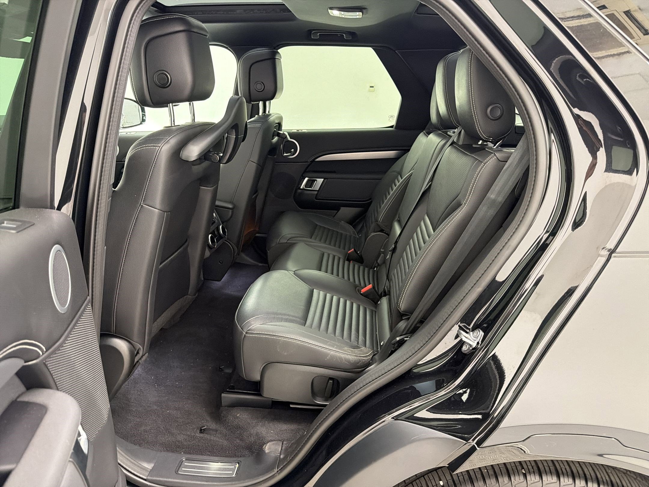 Used 2025 Land Rover Discovery Dynamic SE image 14