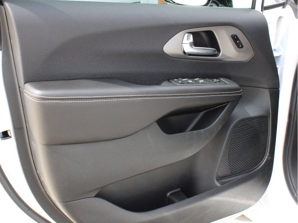 New 2027 Chrysler Pacifica Select w/ Family Tech Group FWD image 9