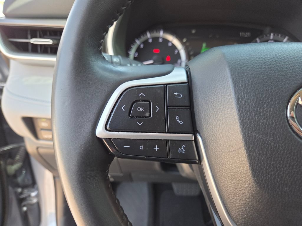 Used 2024 Toyota Highlander XLE FWD image 32