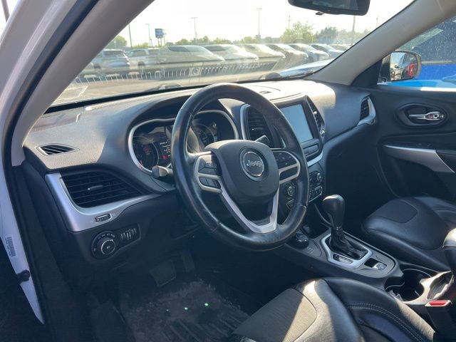 Used 2018 Jeep Cherokee Latitude Plus w/ Cold Weather Group AWD/4WD image 2