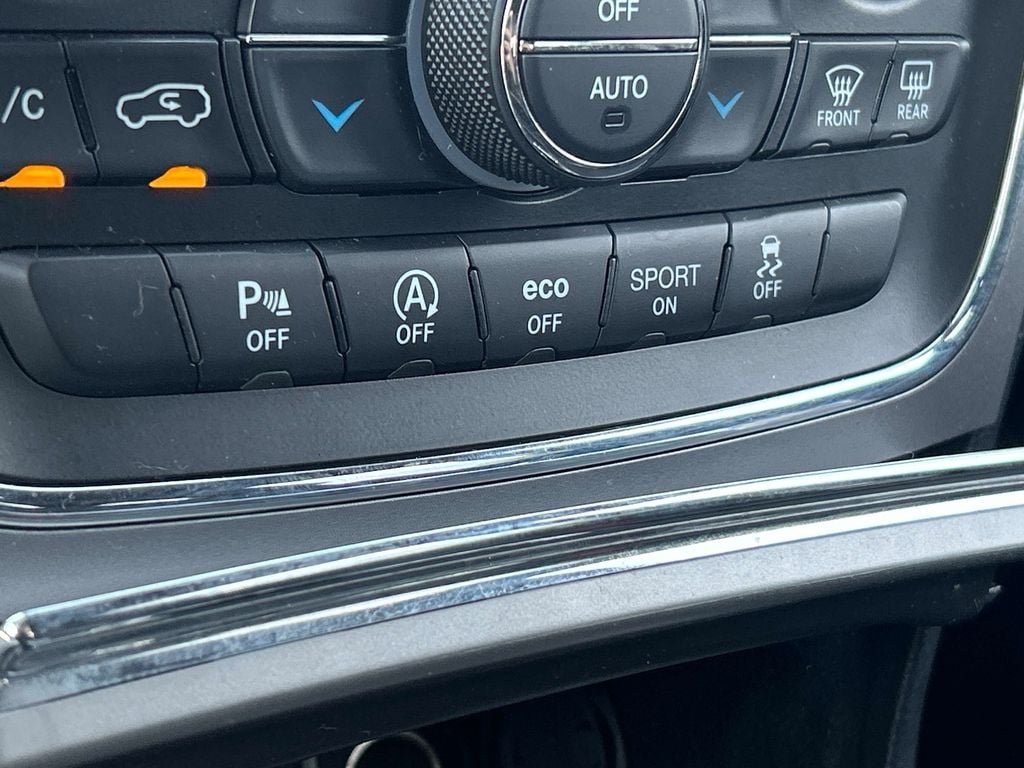 Used 2020 Jeep Grand Cherokee Laredo AWD/4WD image 27