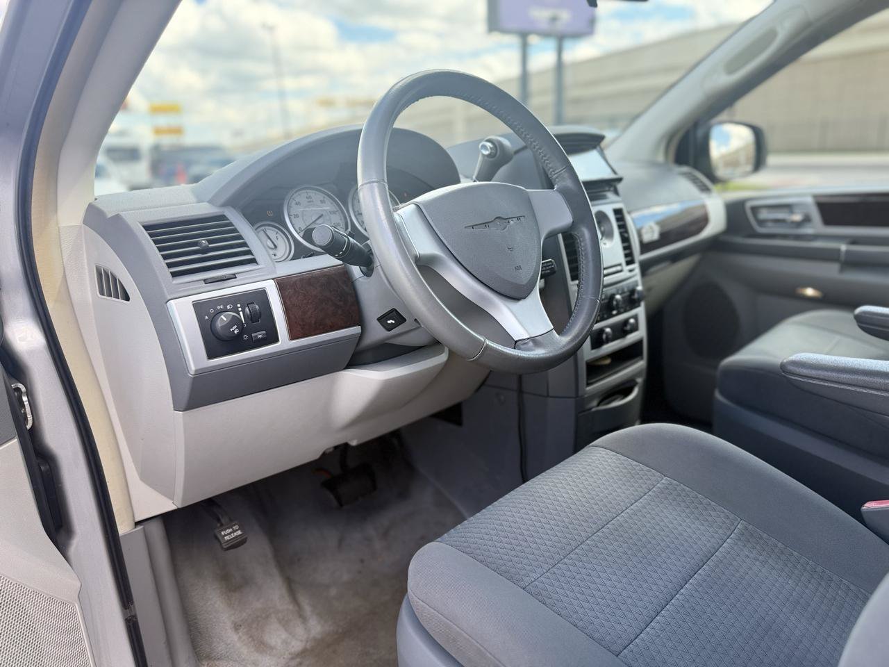 Used 2010 Chrysler Town & Country Touring FWD image 6