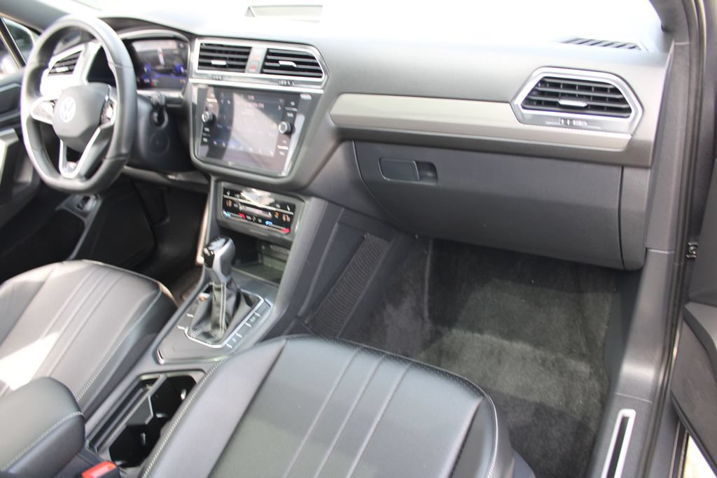 Certified 2024 Volkswagen Tiguan SE R-Line FWD image 27