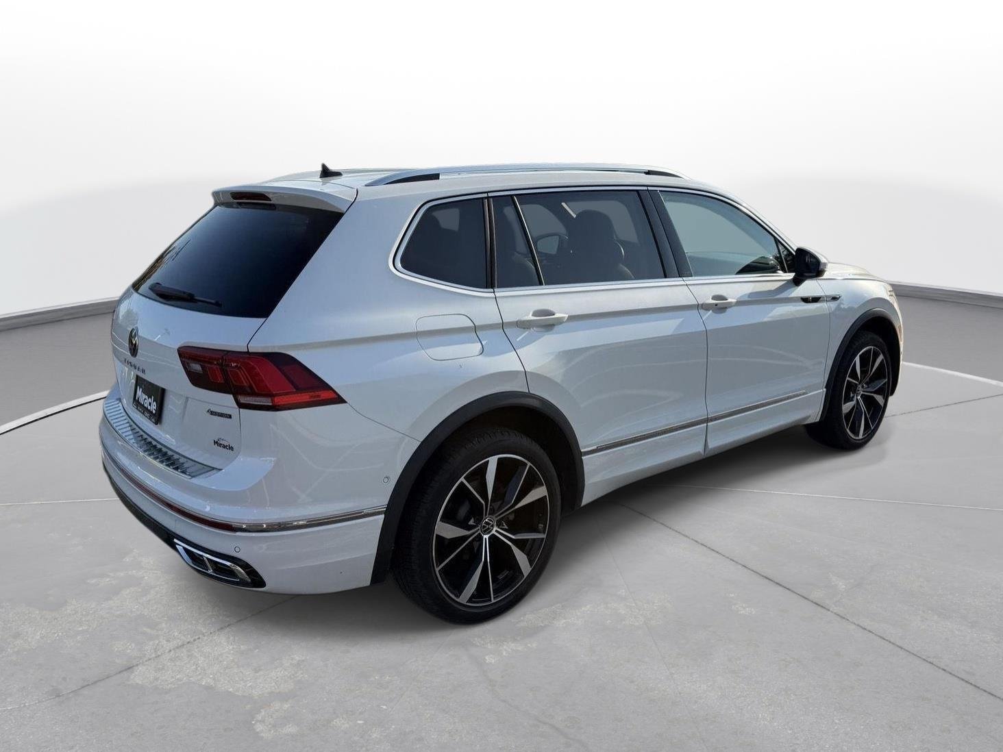 Used 2024 Volkswagen Tiguan SEL R-Line AWD/4WD image 5