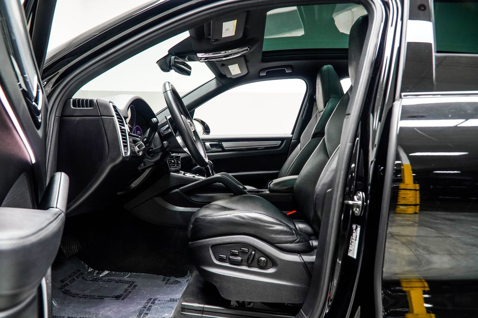 Used 2023 Porsche Cayenne Platinum Edition image 44