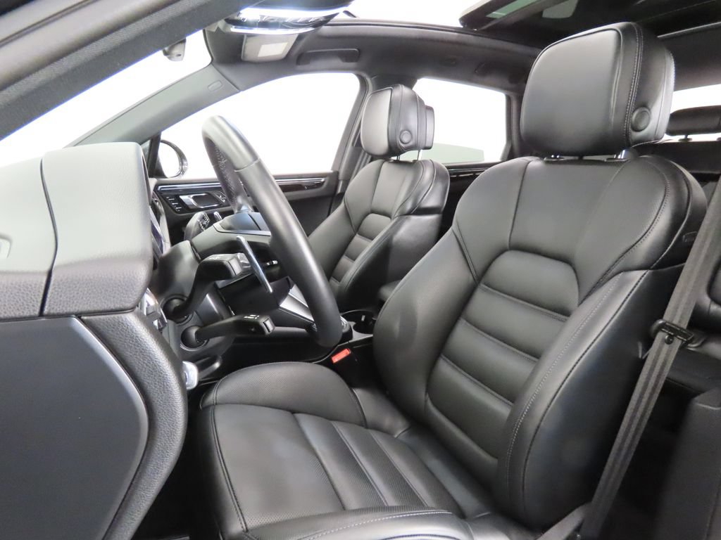 Certified 2026 Porsche Macan AWD/4WD image 5