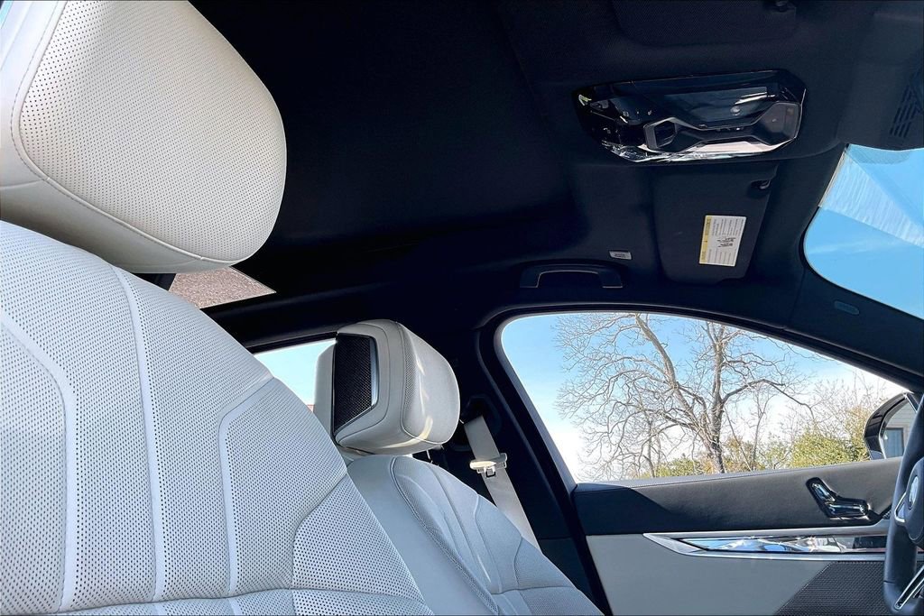 Used 2023 BMW 740i image 28