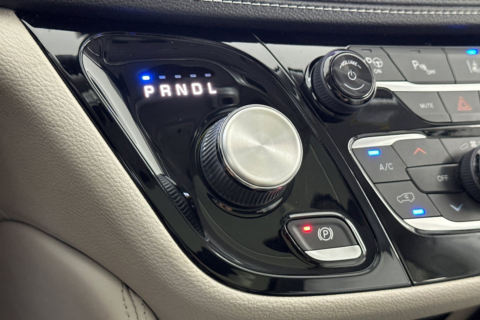 Used 2021 Chrysler Pacifica Limited w/ Uconnect Theater Family Group FWD image 17