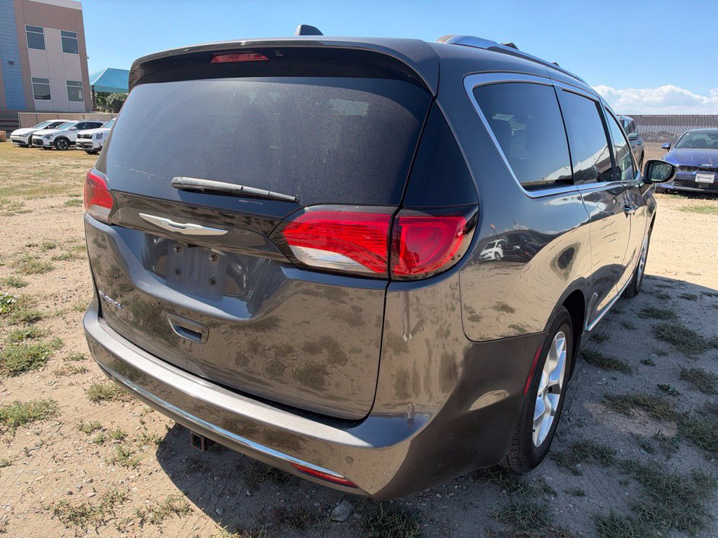 Used 2017 Chrysler Pacifica Touring-L Plus FWD image 5