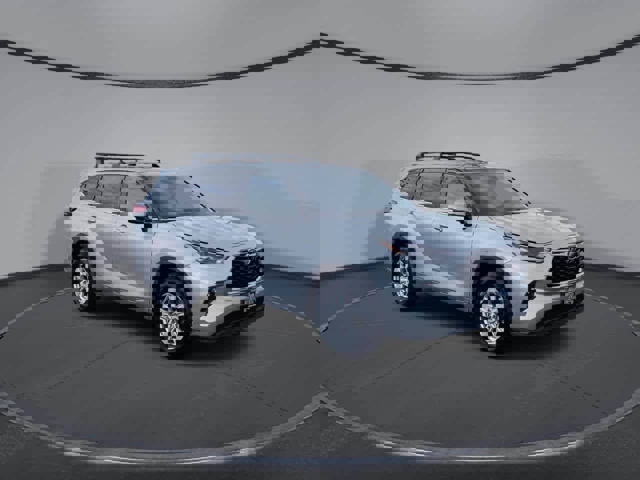 Used 2022 Toyota Highlander LE AWD/4WD image 3