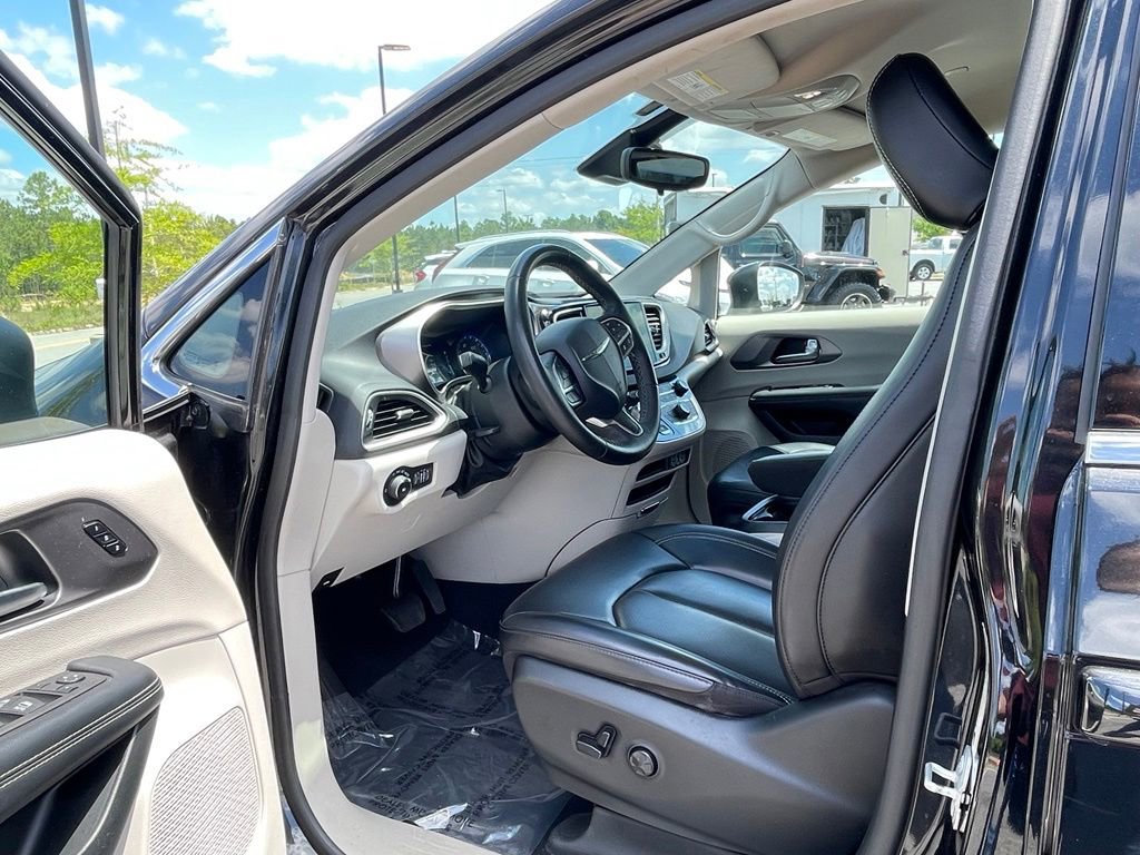 Certified 2023 Chrysler Pacifica Touring-L FWD image 39