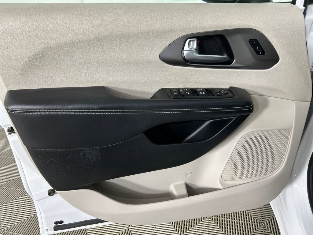 Used 2023 Chrysler Pacifica Touring-L image 11