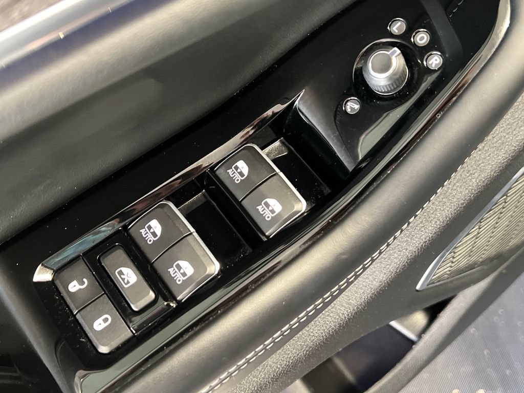 Used 2023 Jeep Grand Cherokee Overland AWD/4WD image 33