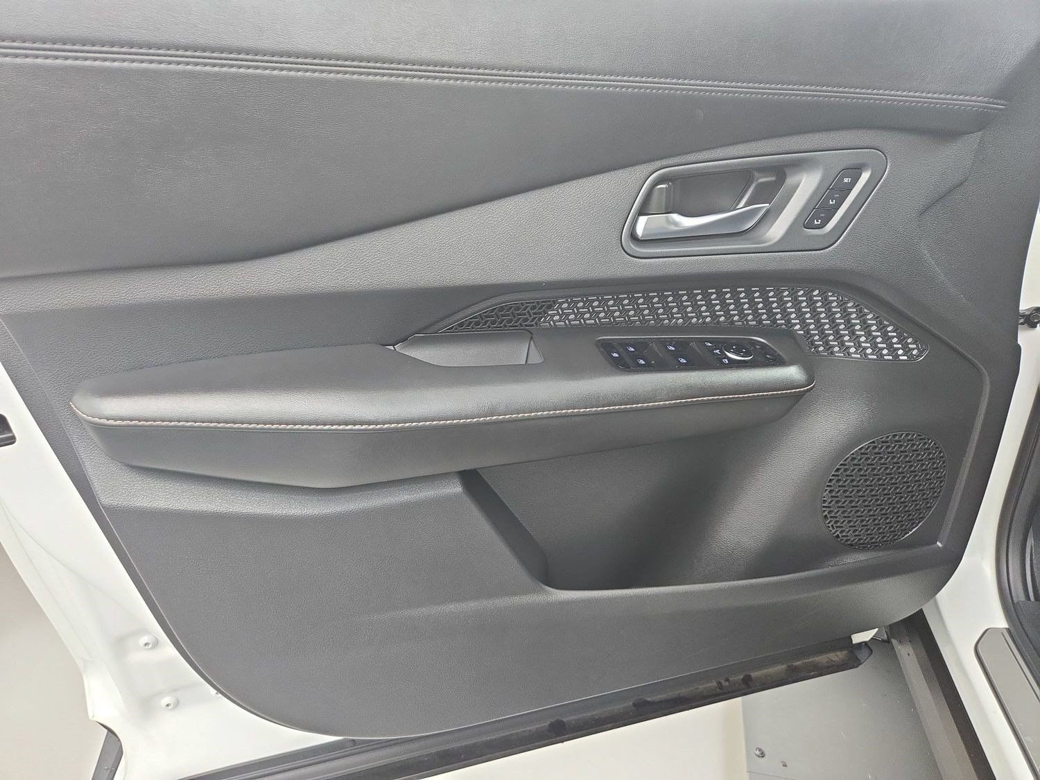 Used 2024 Nissan Ariya FWD image 16