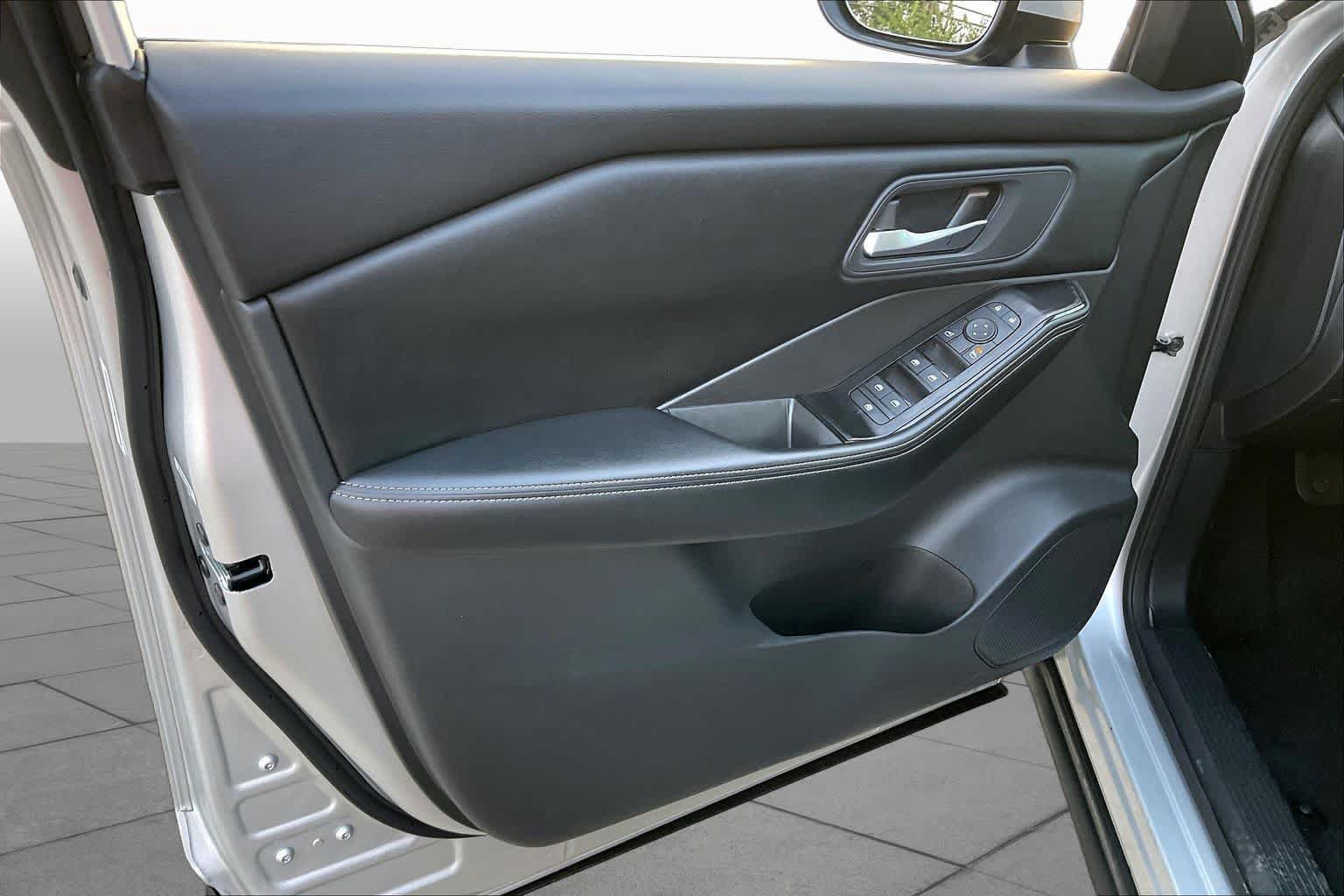 Used 2025 Nissan Rogue SV AWD/4WD image 21