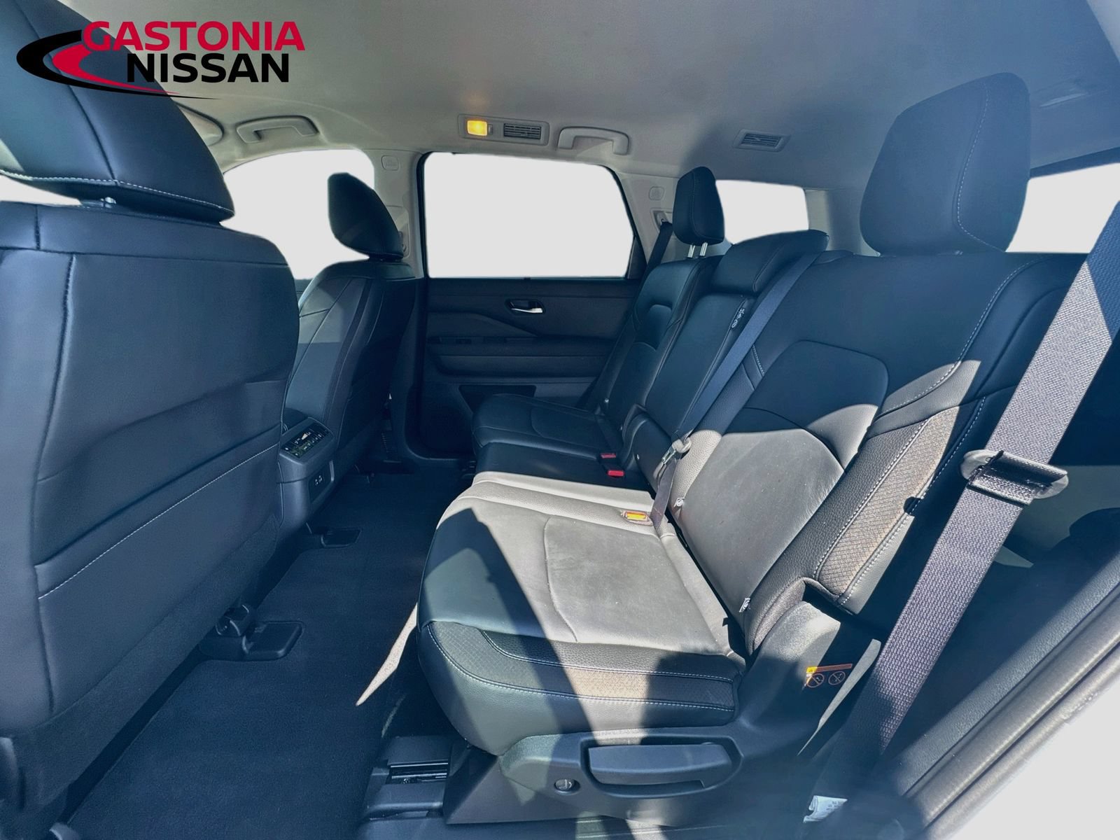 Used 2025 Nissan Pathfinder SL w/ Black Appearance Package FWD image 33