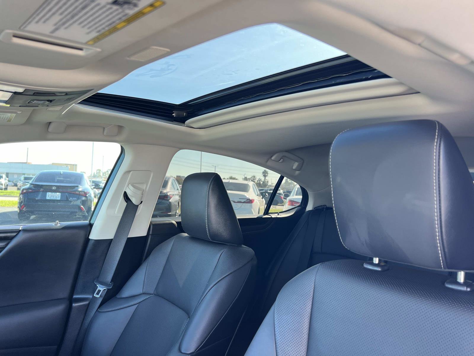 Used 2022 Lexus ES 300h w/ Premium Package image 22