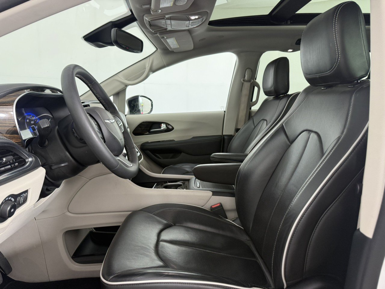Used 2024 Chrysler Pacifica Limited FWD image 17