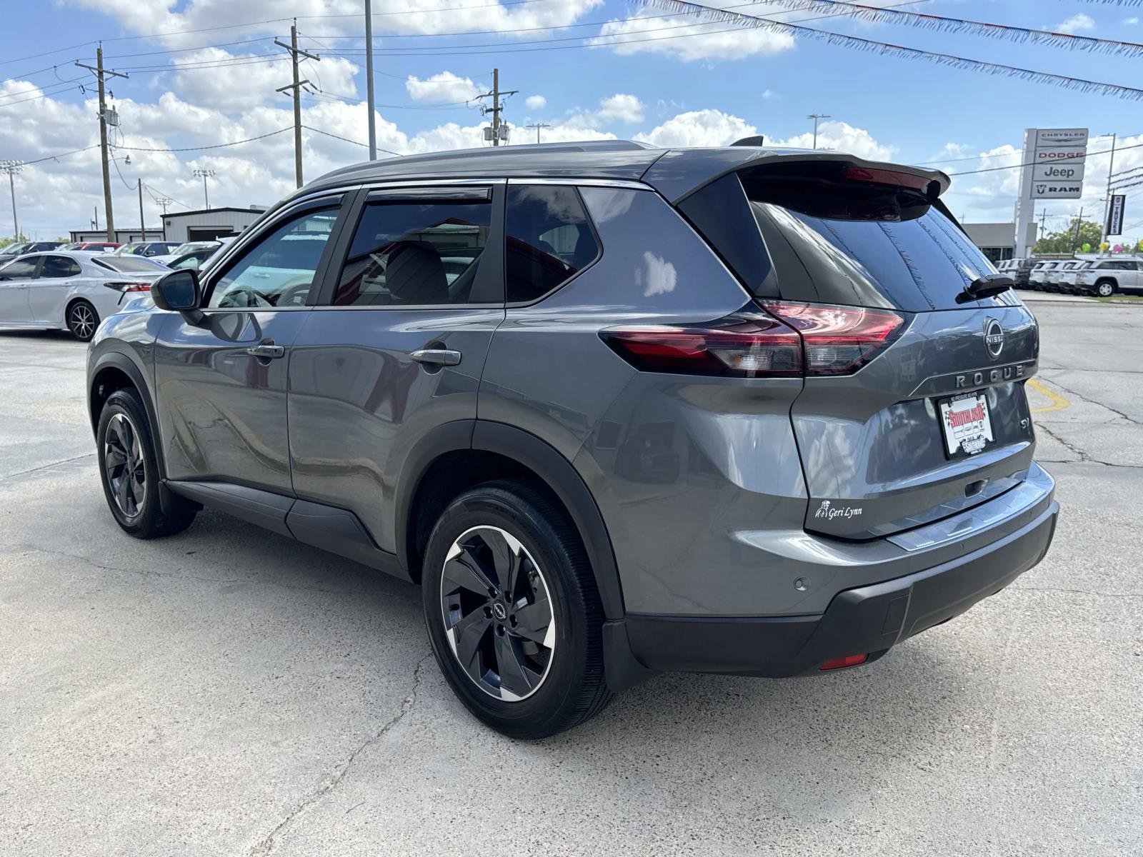 Used 2024 Nissan Rogue SV w/ SV Premium Package image 5