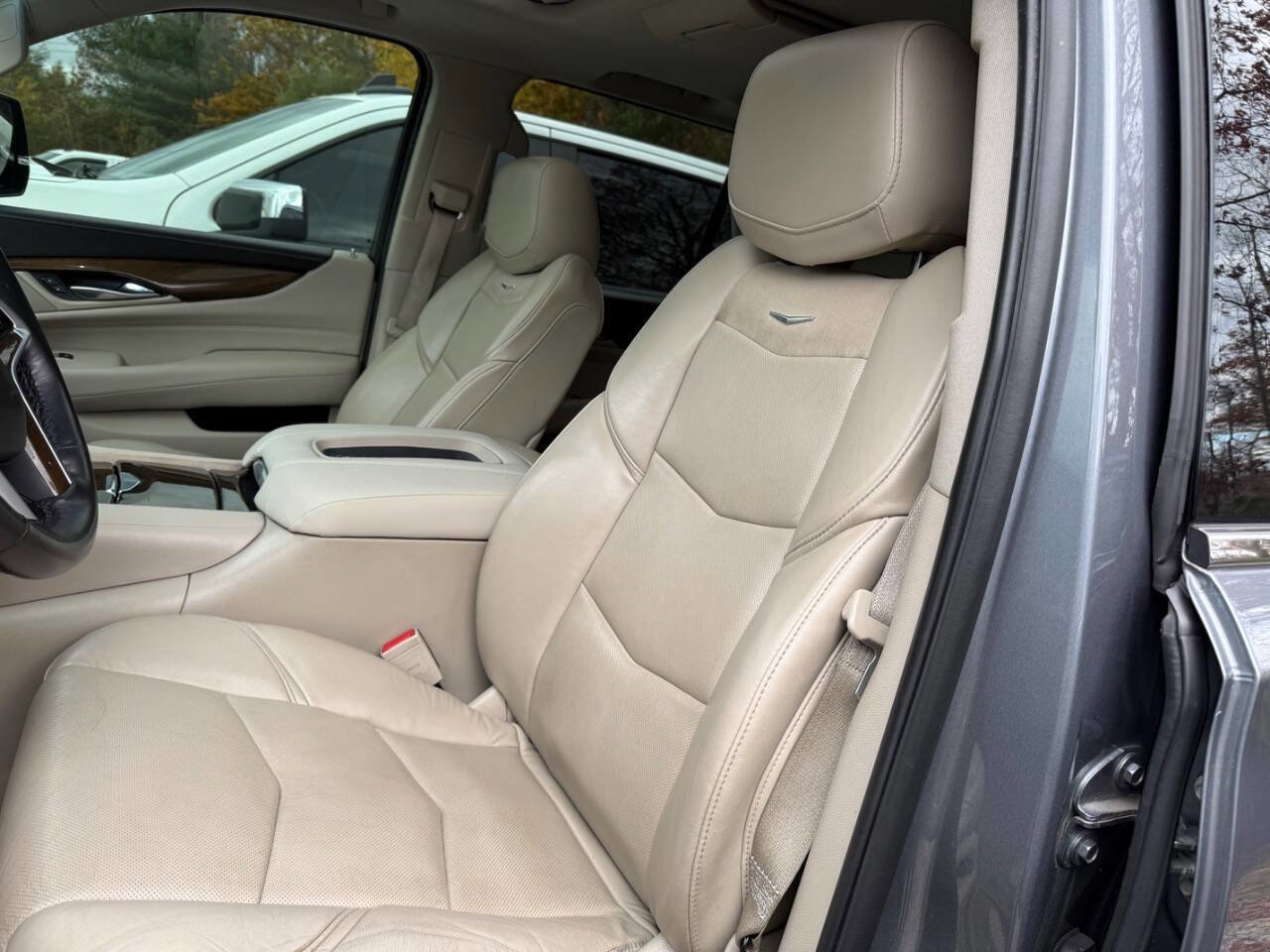 Used 2018 Cadillac Escalade Luxury image 17