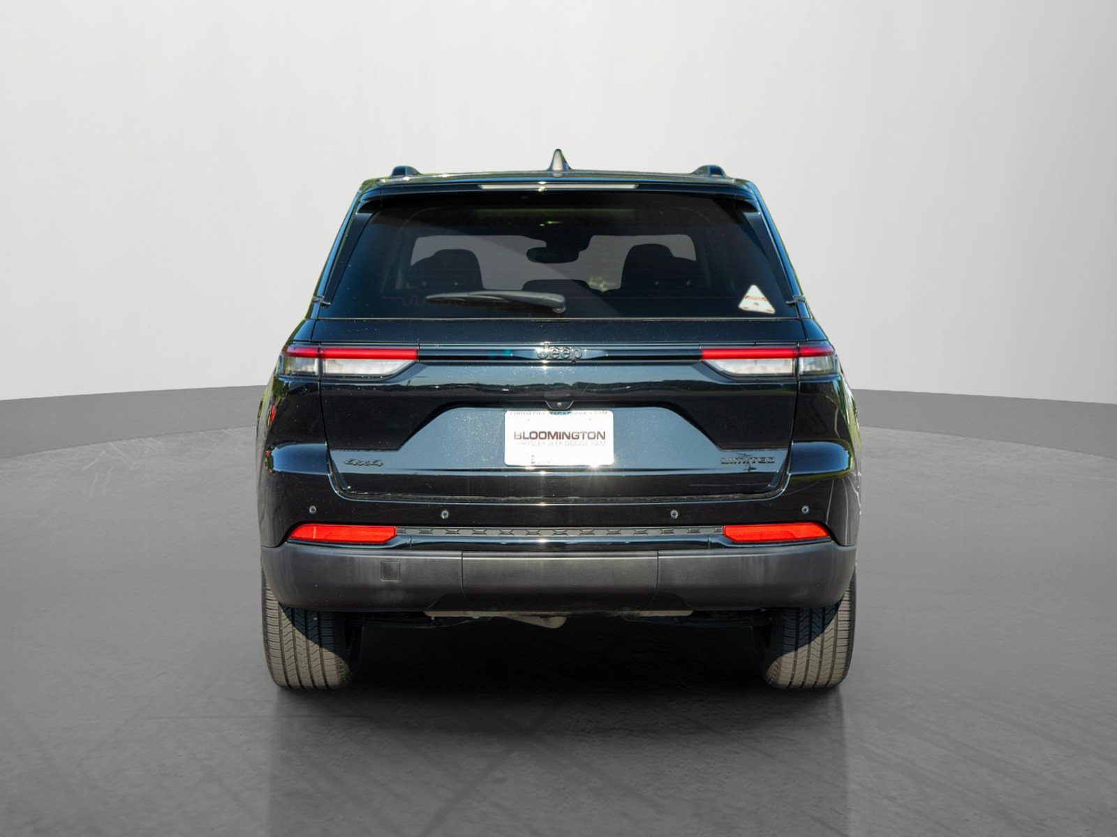 Used 2023 Jeep Grand Cherokee Limited w/ Black Appearance Package AWD/4WD image 6