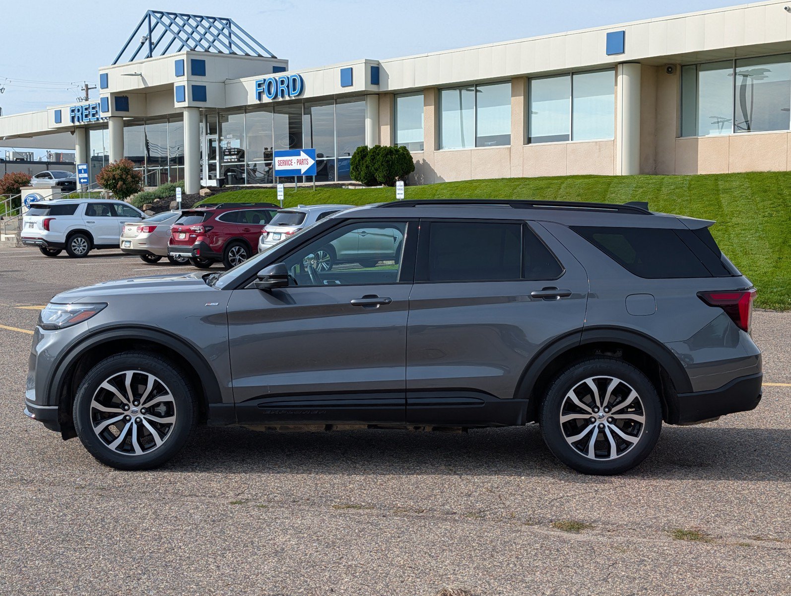 Used 2025 Ford Explorer ST-Line AWD/4WD image 2