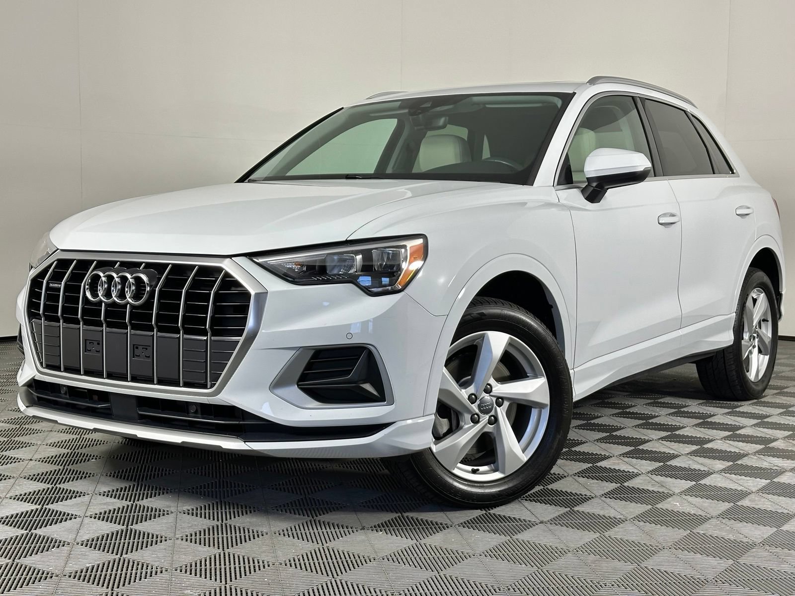 Used 2019 Audi Q3 2.0T Premium w/ Convenience Package AWD/4WD image 35