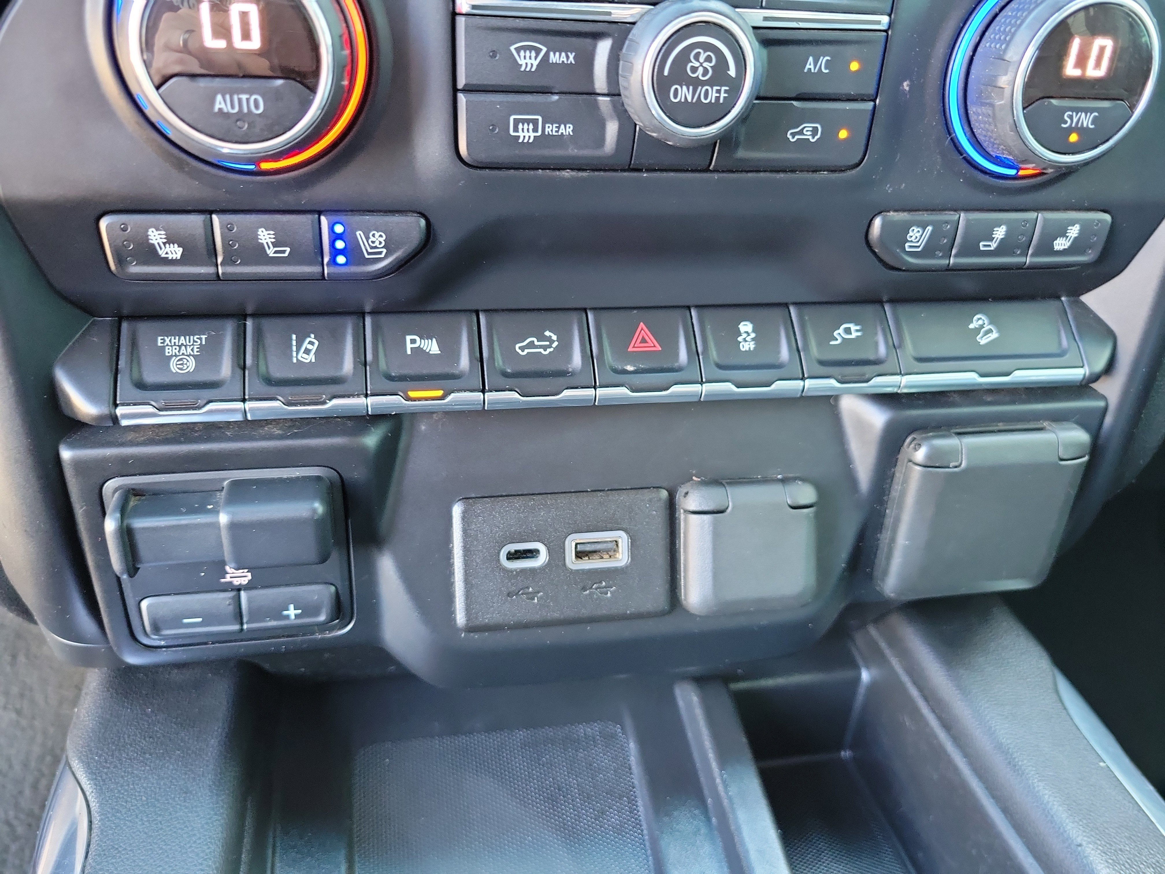 Used 2020 Chevrolet Silverado 2500 LTZ w/ LTZ Premium Package image 18