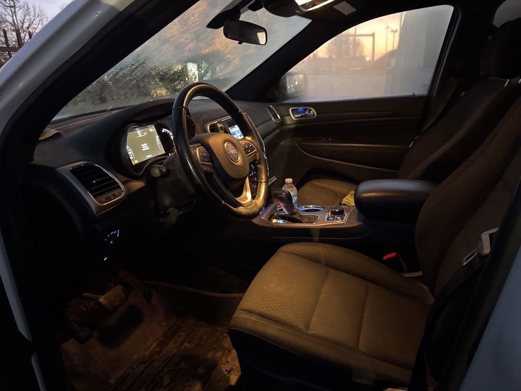 Used 2021 Jeep Grand Cherokee Laredo image 5