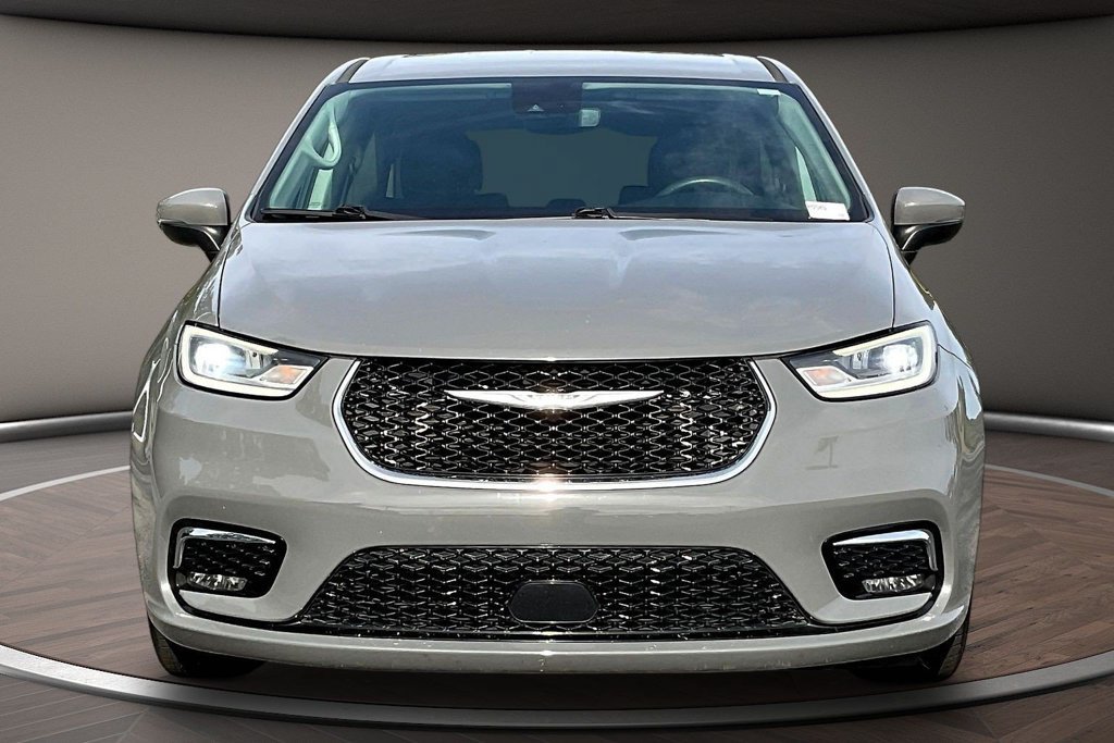 Used 2023 Chrysler Pacifica Touring-L FWD image 2