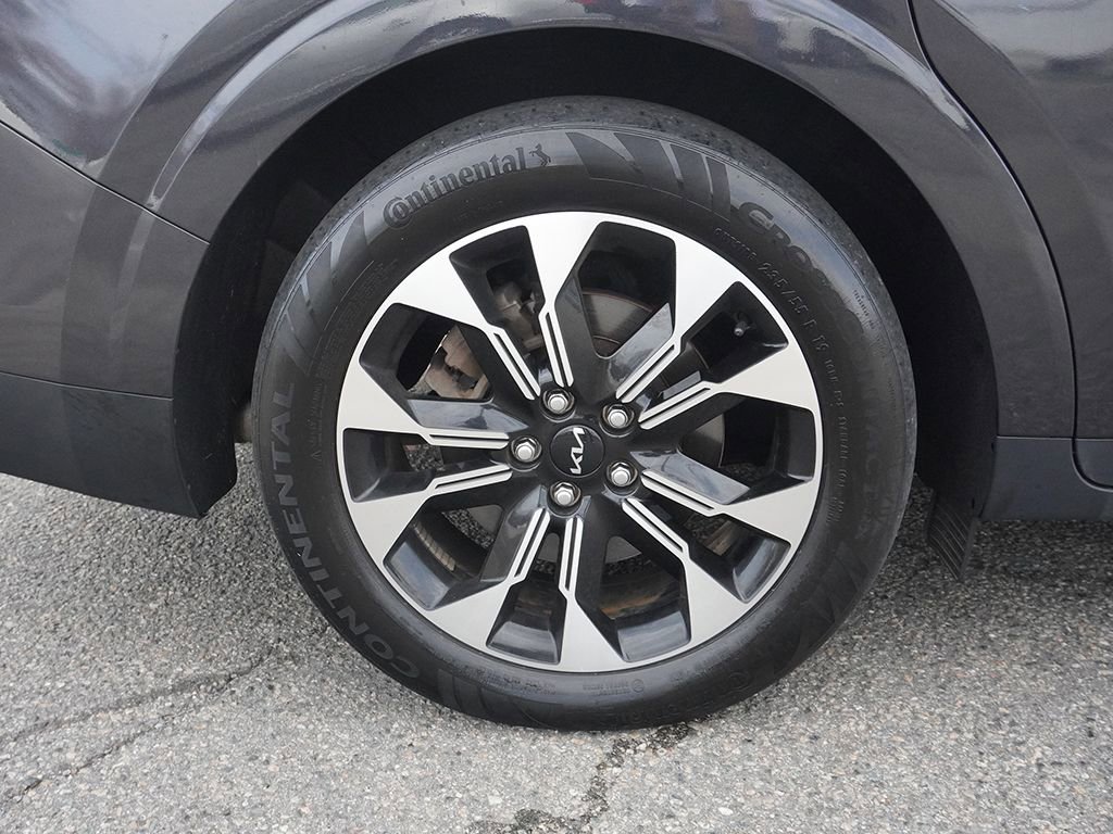 Used 2024 Kia Carnival EX image 20