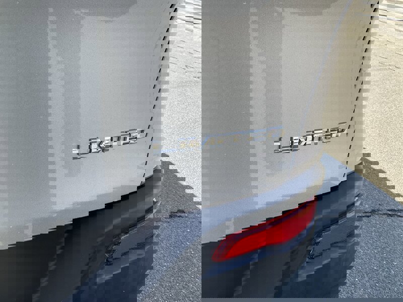 Used 2016 Jeep Cherokee Limited image 11