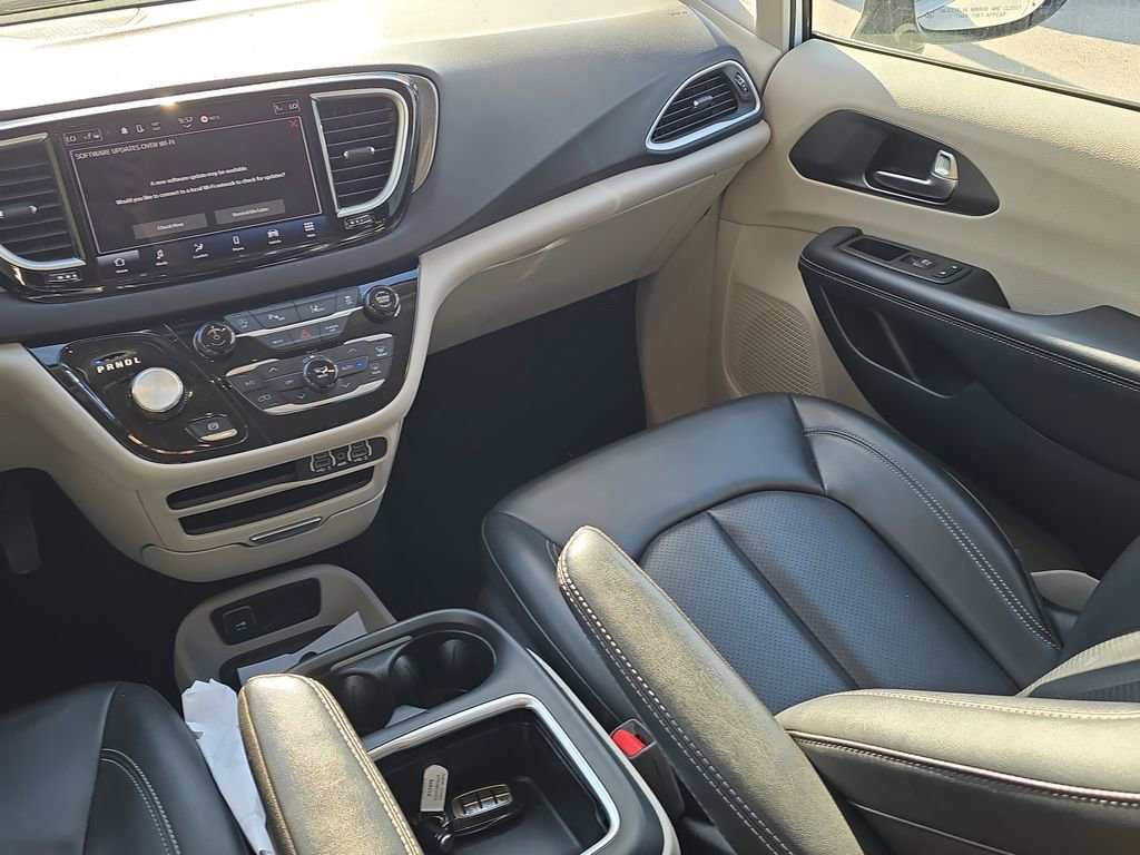 Used 2024 Chrysler Pacifica Touring-L FWD image 14
