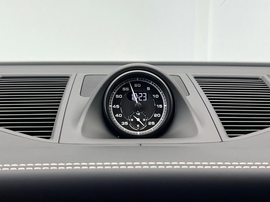 Certified 2025 Porsche Macan Turbo image 12