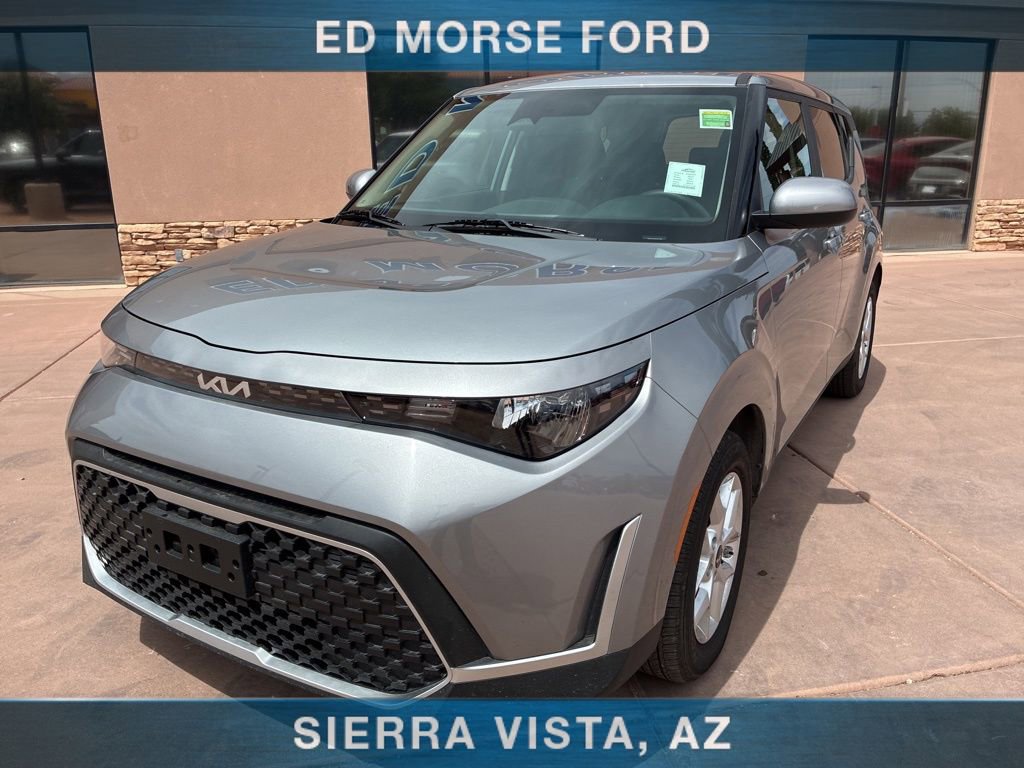 Used 2025 Kia Soul LX FWD image 2
