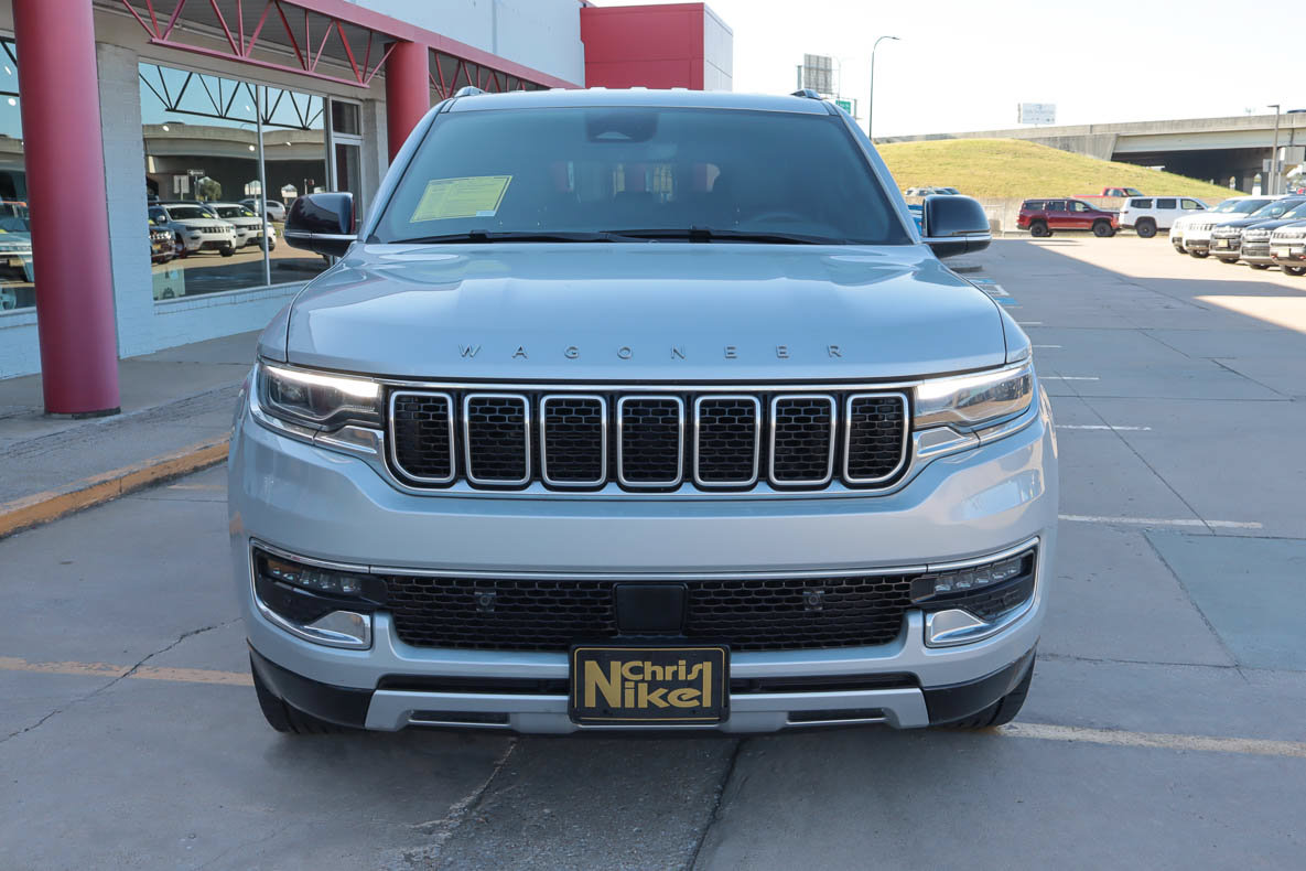 Used 2023 Jeep Wagoneer L Series II AWD/4WD image 3