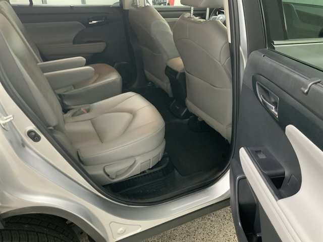 Used 2022 Toyota Highlander XLE AWD/4WD image 20